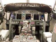 aj_Bourget-2011-cockpit-cabine-B747-800