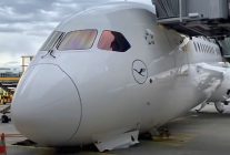 
Le nez d’un Boeing 787‑9 Dreamliner de Lufthansa s’est effondré jeudi en début d’après‑midi sur l’aire de trafic d