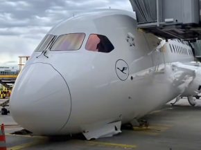 
Le nez d’un Boeing 787‑9 Dreamliner de Lufthansa s’est effondré jeudi en début d’après‑midi sur l’aire de trafic d