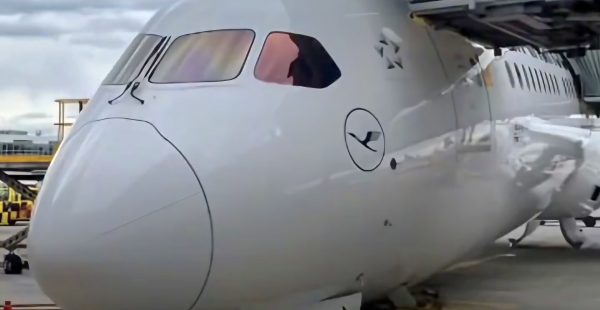
Le nez d’un Boeing 787‑9 Dreamliner de Lufthansa s’est effondré jeudi en début d’après‑midi sur l’aire de trafic d