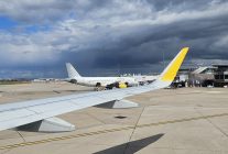 
Vueling ne devrait finalement pas mettre en ligne ses premiers Boeing 737 MAX avant le premier semestre 2027. La compagnie low co
