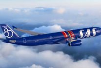 
Pour marquer son 80e anniversaire, Scandinavian Airlines a dévoilé une livrée spéciale sur l’un de ses Airbus A330-300, ent