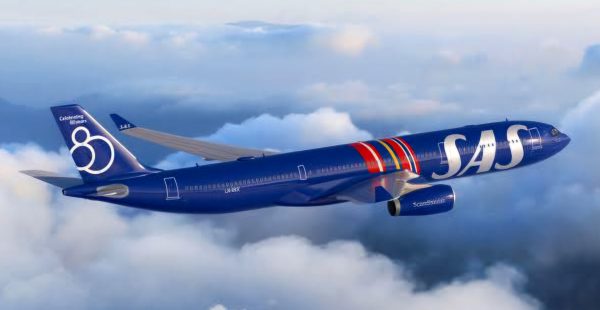 
Pour marquer son 80e anniversaire, Scandinavian Airlines a dévoilé une livrée spéciale sur l’un de ses Airbus A330-300, ent