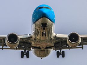 
Deux Boeing 737 de KLM sont entrés en collision au sol samedi matin sur le tarmac de l’aéroport d’Amsterdam-Schiphol, sans 