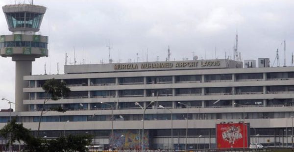 Un ATR 72 a pris feu vendredi 12 octobre 2018 à l’aéroport international Murtala-Muhammed qui dessert Lagos au Nigeria.
La co