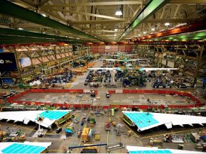 
Boeing franchit une nouvelle étape dans l’assemblage du 777-8 Freighter, appelé à devenir l’un des cargos long-courriers l
