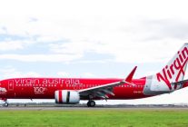 
Virgin Australia a mis en ligne son 150e Boeing 737, un MAX 8 en livrée rouge rétro, dont les coffres à bagages affichent les 