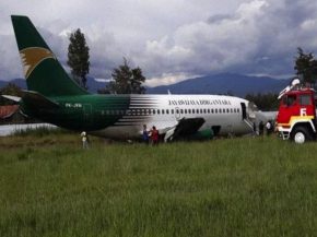 Un Boeing 737-200 effectuant un vol de fret de Jayapura à Wamena en Indonésie avec une cargaison de 12,5 tonnes, a fait une sort