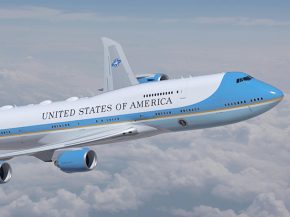 
Le premier des deux nouveaux Boeing 747-8 destinés à devenir le futur Air Force One ne sera livré qu’à la mi-2028, soit un 