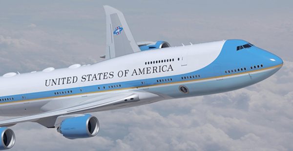 
Le premier des deux nouveaux Boeing 747-8 destinés à devenir le futur Air Force One ne sera livré qu’à la mi-2028, soit un 