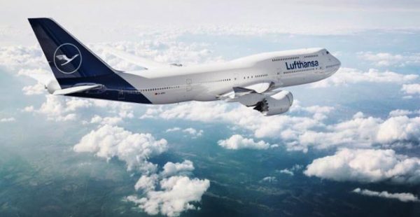 La compagnie allemande Lufthansa a dévoilé des images de sa nouvelle livrée, sur un 747-8...
La nouvelle livrée conserve l’