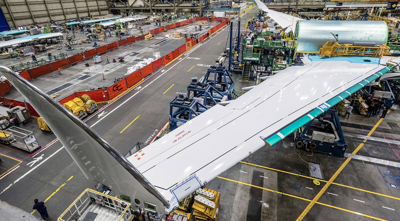 777‑8 Freighter : le nouveau cargo long‑courrier de Boeing prend forme à Everett 2 Air Journal