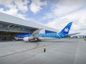 Sorti des ateliers de peinture et immatriculé avec les lettres   MUA »,   Aller de l’avant » en tahitien, le premier 787-9 