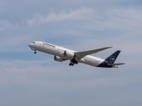 
Un vol de la compagnie allemande Lufthansa reliant Chicago à Francfort a dû être dérouté vers Boston le 25 octobre, après q