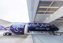 
Riyadh Air a dévoilé les premières images de son premier Boeing 787-9 Dreamliner de série revêtu de sa livrée indigo et lav