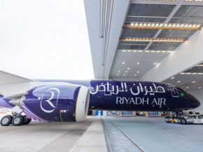 
Riyadh Air a dévoilé les premières images de son premier Boeing 787-9 Dreamliner de série revêtu de sa livrée indigo et lav