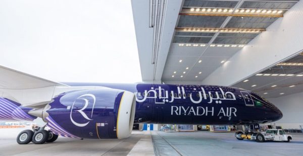 
Riyadh Air a dévoilé les premières images de son premier Boeing 787-9 Dreamliner de série revêtu de sa livrée indigo et lav
