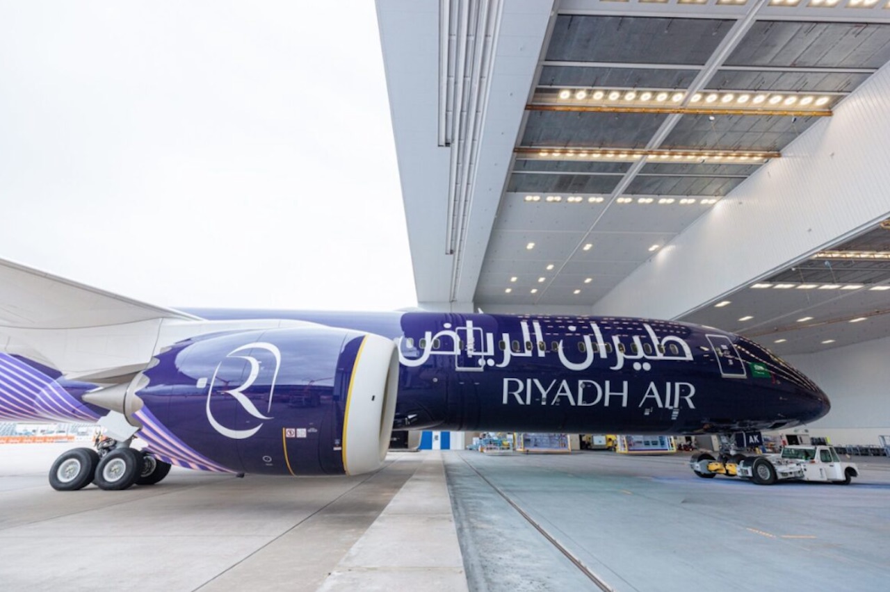 Riyadh Air dévoile son premier Boeing 787-9 de série en livrée indigo