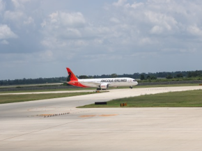 
Boeing a livré le premier des quatre avions 787 Dreamliner à TAAG Angola Airlines, inaugurant ainsi la nouvelle livrée de la c