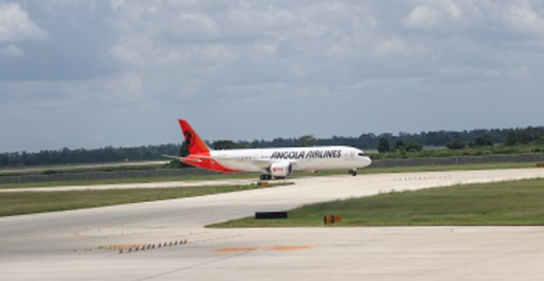 
Boeing a livré le premier des quatre avions 787 Dreamliner à TAAG Angola Airlines, inaugurant ainsi la nouvelle livrée de la c