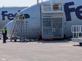 
Un avion-cargo A300 de FedEx s’est affaissé sur le nez lors d’une opération de maintenance sur le tarmac de l’aéroport B