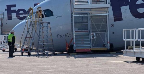 
Un avion-cargo A300 de FedEx s’est affaissé sur le nez lors d’une opération de maintenance sur le tarmac de l’aéroport B
