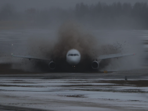 
Les images sont saisissantes, et heureusement il n’y a pas eu de blessés lors d’une sortie de piste d’un Airbus A320 d Avi