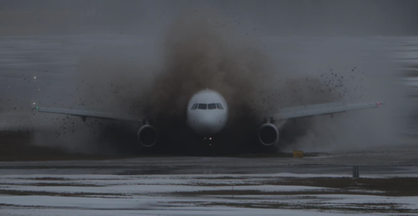 
Les images sont saisissantes, et heureusement il n’y a pas eu de blessés lors d’une sortie de piste d’un Airbus A320 d Avi