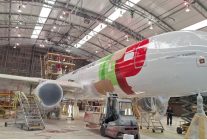 
TAP Air Portugal a validé des essais d’une nouvelle formulation de peinture aéronautique destinée à alléger ses avions et 
