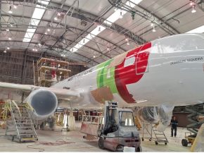 
TAP Air Portugal a validé des essais d’une nouvelle formulation de peinture aéronautique destinée à alléger ses avions et 