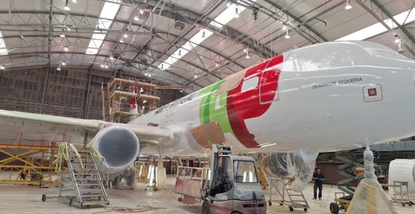 
TAP Air Portugal a validé des essais d’une nouvelle formulation de peinture aéronautique destinée à alléger ses avions et 