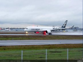 L A350-1000, le nouveau membre de la grande famille de gros-porteurs d Airbus, a entamé une tournée de démonstration de trois s