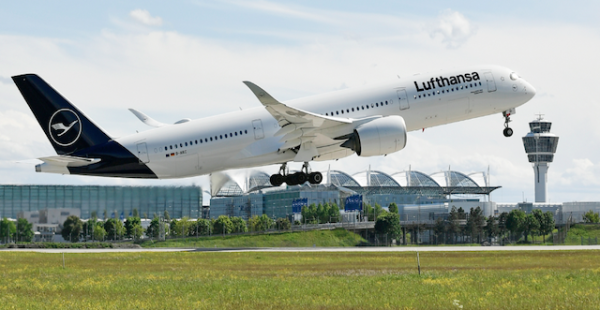 
Lors d une conférence de presse à Rome, les patrons de Lufthansa Group et ITA Airways ont présenté les premières mesures con