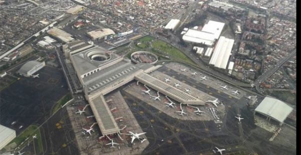 
Le gouvernement mexicain a ordonné jeudi à l’ancien aéroport de Mexico de réduire ses vols de 17 %, déclenchant des averti