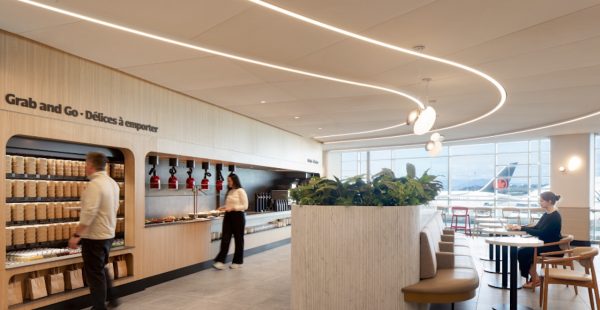 
Air Canada renforce son dispositif au sol en ouvrant deux nouveaux cafés premium à Vancouver et Montréal, pensés comme des es