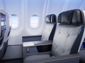 
JetBlue va introduire, d’ici à la fin de 2026, une nouvelle cabine de première classe domestique baptisée&nbsp;BlueFirst. Av