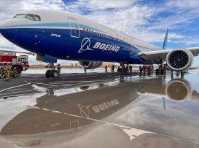 
Alors que le 777‑9 ne doit entrer en service qu’en 2027, Boeing annonce qu’environ 30 exemplaires déjà construits de son 