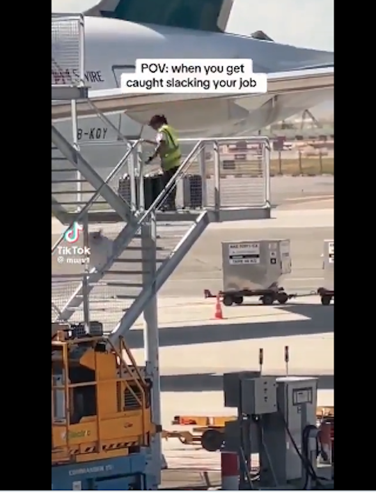 Cathay Pacific s'excuse après une vidéo montrant un employé de l'aéroport qui jette des valises dans les escaliers 40 Air Journal