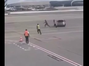 
Une vidéo largement relayée sur les réseaux sociaux montre un homme courant dans une zone opérationnelle de l’aéroport Par