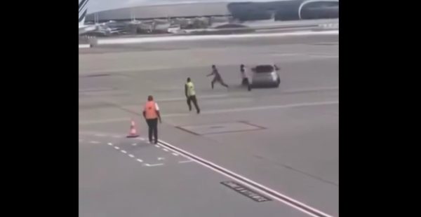 
Une vidéo largement relayée sur les réseaux sociaux montre un homme courant dans une zone opérationnelle de l’aéroport Par