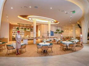 
Emirates vient d’inaugurer à Dubaï un centre de formation inédit pour ses 25 000 hôtesses et stewards. Le Centre of 