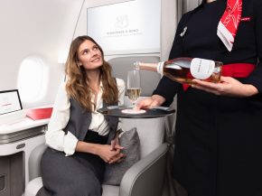 
Air France introduit pour la première fois un vin rosé effervescent sans alcool dans sa cabine La Première, avec l’arrivée 