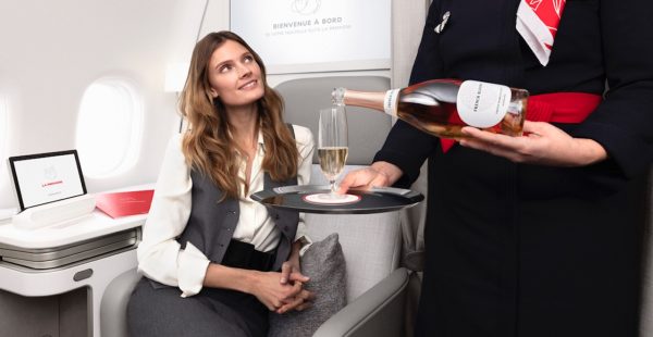 
Air France introduit pour la première fois un vin rosé effervescent sans alcool dans sa cabine La Première, avec l’arrivée 