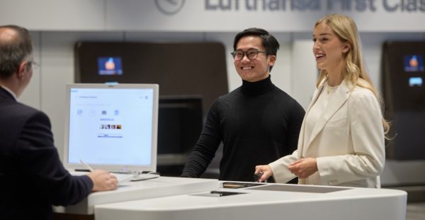 
Lufthansa renforce son positionnement haut de gamme à l aéroport de Francfort en rouvrant, le 25 novembre 2025, un espace Premi