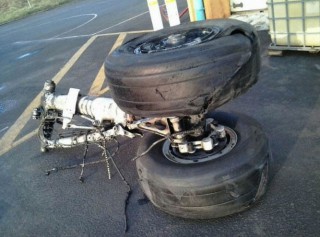 Air-journal-Comair 737 train cassé