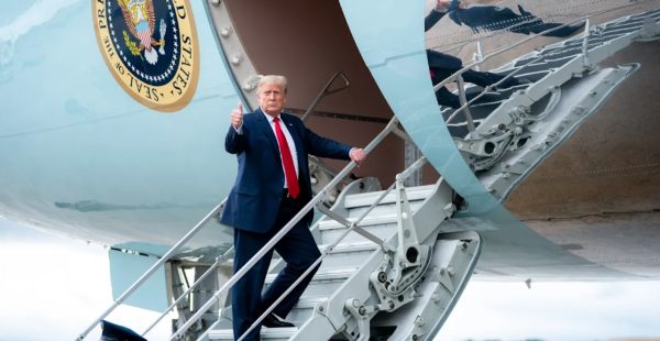 
En route pour le Forum économique mondial de Davos, l’avion présidentiel américain a été contraint de faire demi‑tour ma