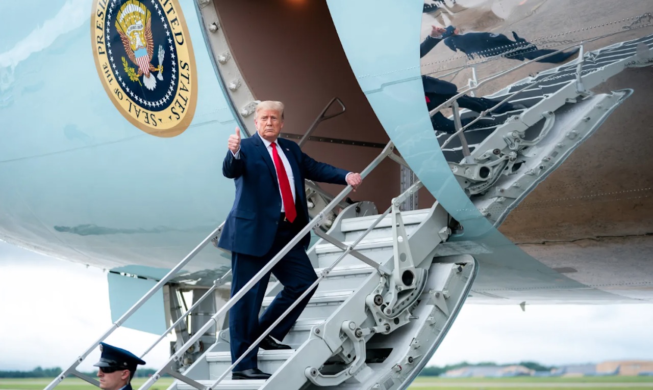 Air Force One contraint au demi-tour : le vol de Donald Trump vers Davos retardé par une avarie électrique
