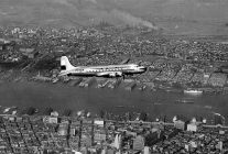 
La compagnie néerlandaise KLM a célébré le 21 mai 2026 les 80 ans de sa liaison entre Amsterdam-Schiphol et New York, une rou