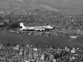 
La compagnie néerlandaise KLM a célébré le 21 mai 2026 les 80 ans de sa liaison entre Amsterdam-Schiphol et New York, une rou
