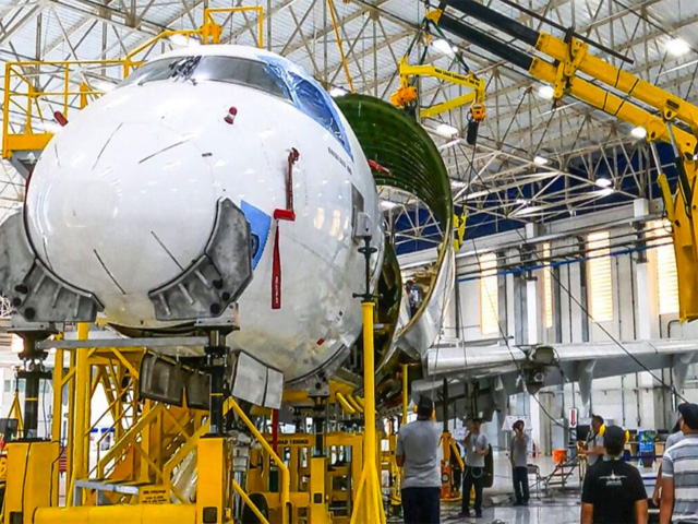 Embraer dévoile la transformation de l'avion de passagers E190 en avion cargo (photos) 5 Air Journal